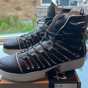 Trippen Fight White boot